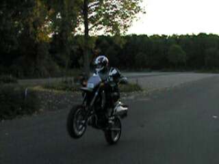 Thomas beim Wheelie