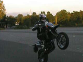 Thomas beim Wheelie